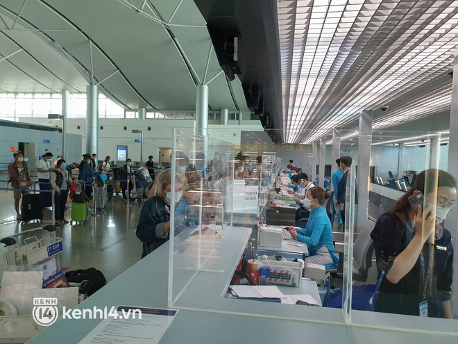 Ngày đầu ga quốc tế Tân Sơn Nhất mở lại toàn bộ đường bay sau 2 năm nghỉ dịch Covid-19 - Ảnh 9.