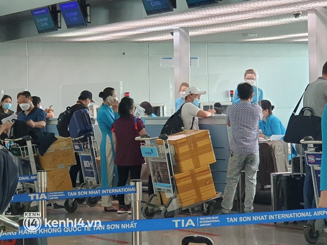 Ng&agrave;y đầu ga quốc tế T&acirc;n Sơn Nhất mở lại to&agrave;n bộ đường bay sau 2 năm nghỉ dịch Covid-19 - Ảnh 11.