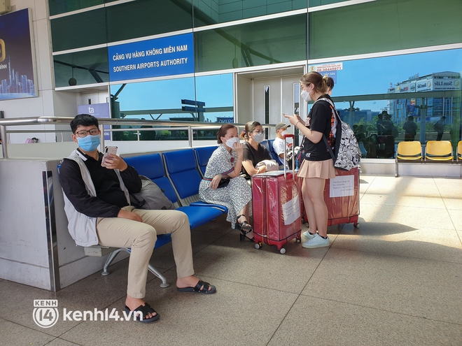 Ngày đầu ga quốc tế Tân Sơn Nhất mở lại toàn bộ đường bay sau 2 năm nghỉ dịch Covid-19 - Ảnh 4.