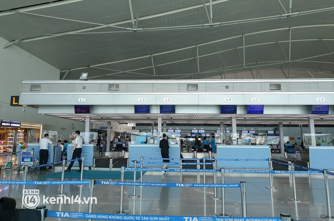 Ngày đầu ga quốc tế Tân Sơn Nhất mở lại toàn bộ đường bay sau 2 năm nghỉ dịch Covid-19 - Ảnh 1.