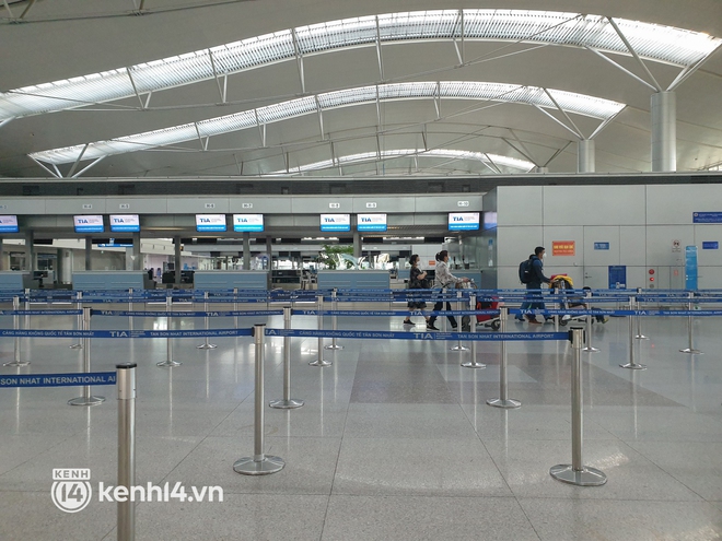 Ng&agrave;y đầu ga quốc tế T&acirc;n Sơn Nhất mở lại to&agrave;n bộ đường bay sau 2 năm nghỉ dịch Covid-19 - Ảnh 2.