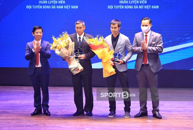 Hoàng Đức giành danh hiệu Quả bóng vàng 2021, Quang Hải về nhì - Ảnh 11.