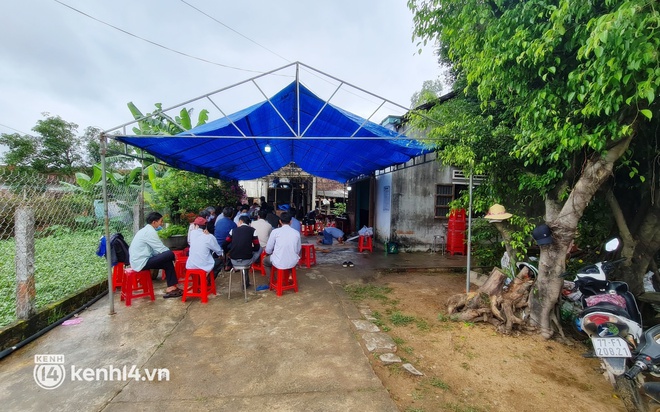 Những hình ảnh xót xa trong đám tang nam sinh Bình Định mất tích khi nhập học: "Nghĩa ơi, sao con bỏ cha bỏ mẹ mà đi thế này con ơi..." - Ảnh 8.