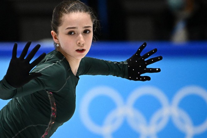 Nữ thần hot nhất Olympic năm nay: “Thiên thần sân băng” 15 tuổi đẹp như búp bê Barbie, suýt bị tước quyền thi đấu vì… quá giỏi - Ảnh 3. Nữ thần hot nhất Olympic năm nay: “Thiên thần sân băng” 15 tuổi đẹp như búp bê Barbie, suýt bị tước quyền thi đấu vì… quá giỏi - Ảnh 3.