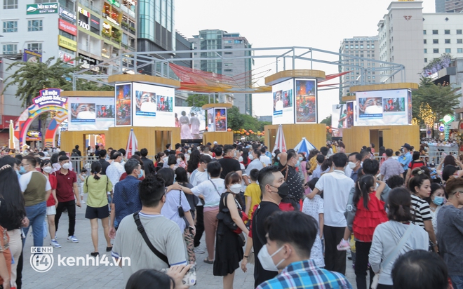 Kh&aacute;ch tham quan đường hoa Nguyễn Huệ Tết Nh&acirc;m Dần 2022 quy&ecirc;n g&oacute;p được 118 triệu đồng - Ảnh 1.