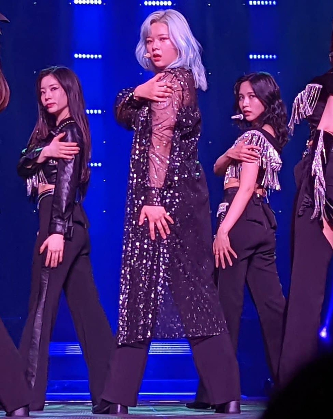 Jeongyeon tham gia concert cùng TWICE sau khi trị bệnh, tự tin biểu diễn nhưng nhìn đội hình nhóm mới hiểu vì sao idol sống chết giảm cân - Ảnh 5.