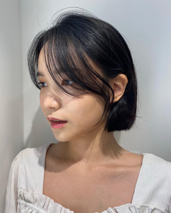 4 kiểu t&oacute;c mỏng nhẹ n&ecirc;n cắt cho m&ugrave;a nồm ẩm: Đỡ tốn thời gian gội sấy, nhan sắc thăng hạng hơn năm ngo&aacute;i nhiều - Ảnh 13.