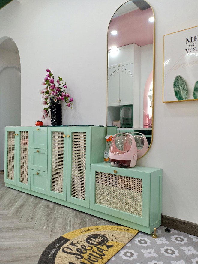 "Nghe lời vợ mới trường sinh bất tử", anh chồng để "nóc nhà" nhuộm hồng căn hộ, nhìn đâu cũng chỉ toàn thấy "bánh bèo" - Ảnh 3.