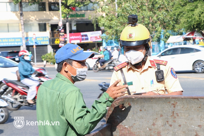 CSGT TP.HCM ra quân xử phạt xe 3 bánh, tài xế ngậm ngùi: “Cả gia đình trông chờ vào chiếc xe này nên tôi phải liều” - Ảnh 2.