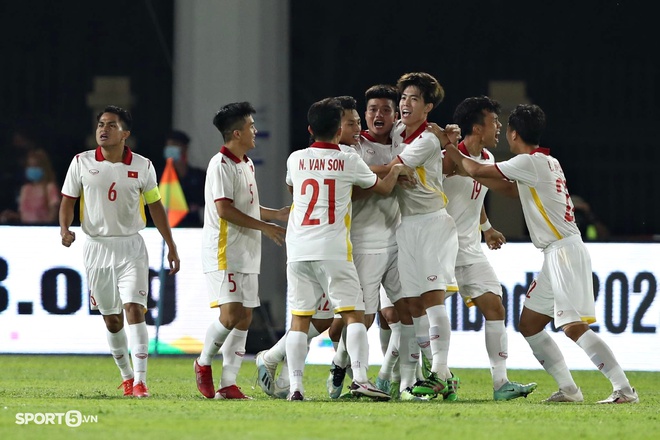 Thi đấu thăng hoa, U23 Việt Nam đánh bại U23 Singapore với tỷ số không tưởng 7-0 - Ảnh 1.