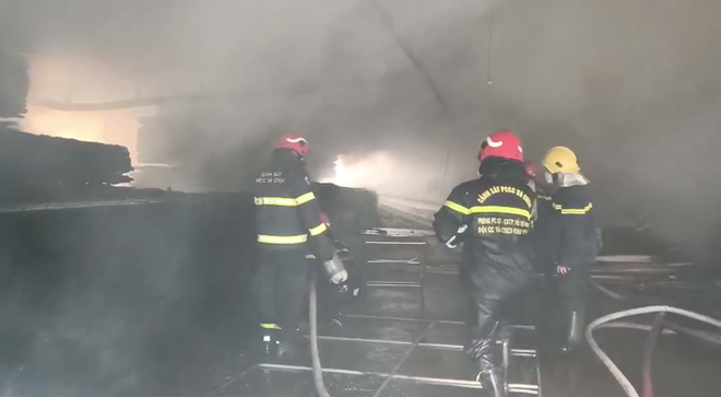 Công ty gỗ ở TP.HCM cháy dữ dội, nhiều người hoảng sợ dập lửa bất thành - Ảnh 2.