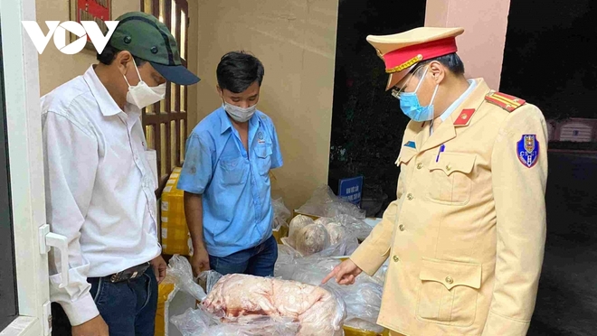 Khám xe khách, phát hiện 400kg thịt lợn đã bốc mùi hôi thối - Ảnh 1.