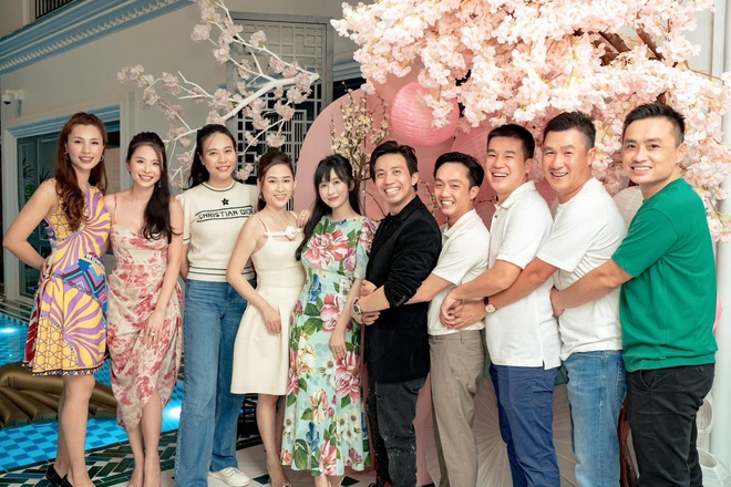 Khung ảnh toả ra m&ugrave;i tiền đầu năm: Cường Đ&ocirc; La hội ngộ đại gia Minh Nhựa, Đ&agrave;m Thu Trang qu&aacute; nổi bật v&igrave; 1 điều? - Ảnh 2.
