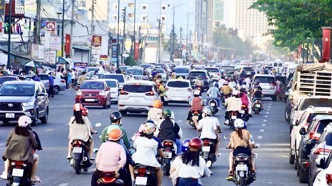  Du khách khắp nơi đổ về, bãi biển Vũng Tàu đông nghẹt  - Ảnh 2.