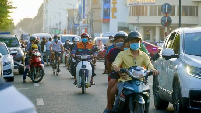  Du khách khắp nơi đổ về, bãi biển Vũng Tàu đông nghẹt  - Ảnh 3.