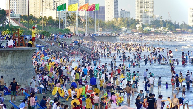  Du khách khắp nơi đổ về, bãi biển Vũng Tàu đông nghẹt  - Ảnh 5.