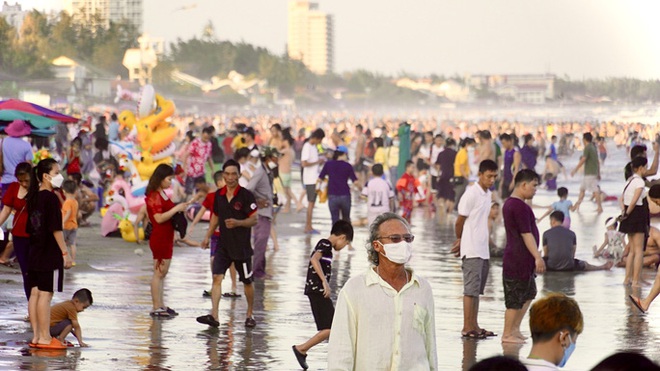  Du khách khắp nơi đổ về, bãi biển Vũng Tàu đông nghẹt  - Ảnh 7.
