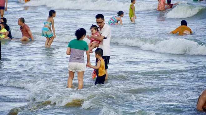  Du khách khắp nơi đổ về, bãi biển Vũng Tàu đông nghẹt  - Ảnh 8.