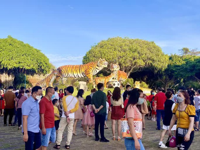  Du khách khắp nơi đổ về, bãi biển Vũng Tàu đông nghẹt  - Ảnh 9.
