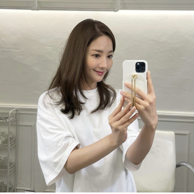 Yoona (SNSD) đụng hàng món phụ kiện iPhone đắt đỏ với cả Rosé (BLACKPINK) và Park Min Young - Ảnh 4.