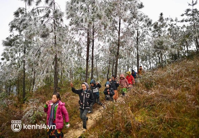 Ảnh: Nụ cười trong veo của những đứa trẻ vùng cao nguyên đá khi thoả thích nô đùa với cảnh vật đóng băng - Ảnh 1.