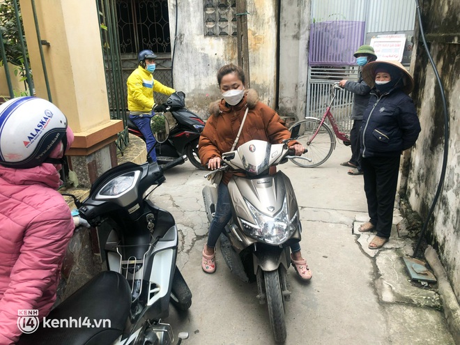 H&agrave; Nội: Thực hư chuyện người đ&agrave;n &ocirc;ng t&agrave;n tật chữa khỏi bệnh Covid-19 nổi tiếng khắp 1 huyện, người d&acirc;n xếp h&agrave;ng d&agrave;i đến mua? - Ảnh 5.