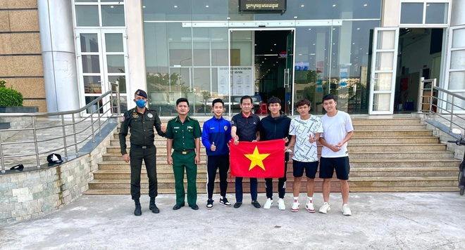 U23 Việt Nam có thêm 5 ca nhiễm Covid-19, nín thở chờ viện binh để đấu U23 Thái Lan - Ảnh 1.