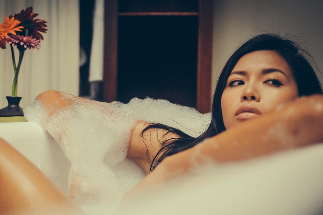 Phim ngập cảnh nóng của Minh Tú bị netizen chê bai thậm tệ: Chấm 0 điểm là quá nhẹ tay, cố xem hết để chê cho trọn vẹn - Ảnh 2.