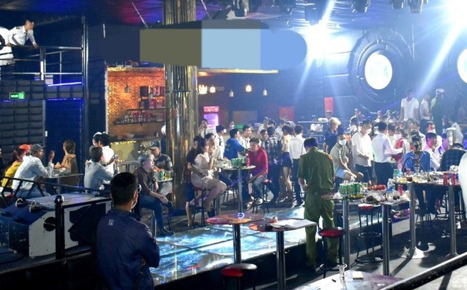 101 kh&aacute;ch uống bia trong địa điểm ăn uống, 32 người dương t&iacute;nh với ma t&uacute;y - Ảnh 1.