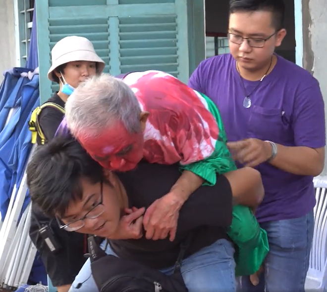 Xót xa nhìn Mạc Can đi làm: Ăn uống khó khăn, đi có người cõng, nhổ răng vì vai diễn - Ảnh 3.