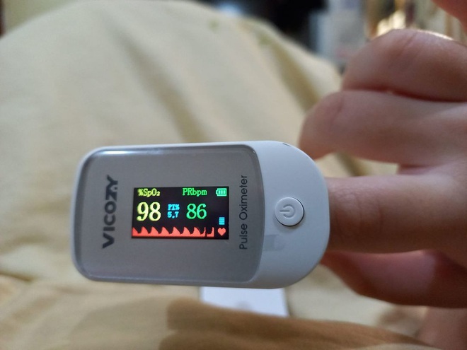 Bác sĩ hướng dẫn cách đếm nhịp thở cho trẻ là F0 khi không đo được chỉ số SpO2 - Ảnh 1.