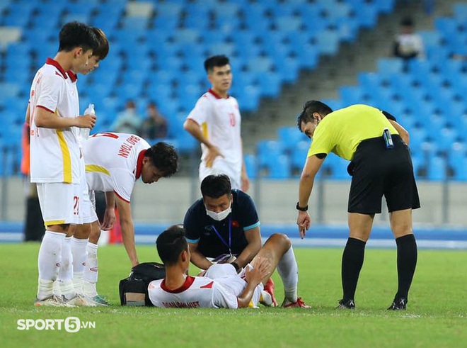 Tinh thần quả cảm của U23 Việt Nam: Đội trưởng Đoàn Anh Việt chấn thương vẫn năn nỉ vào sân đá tiếp - Ảnh 1.