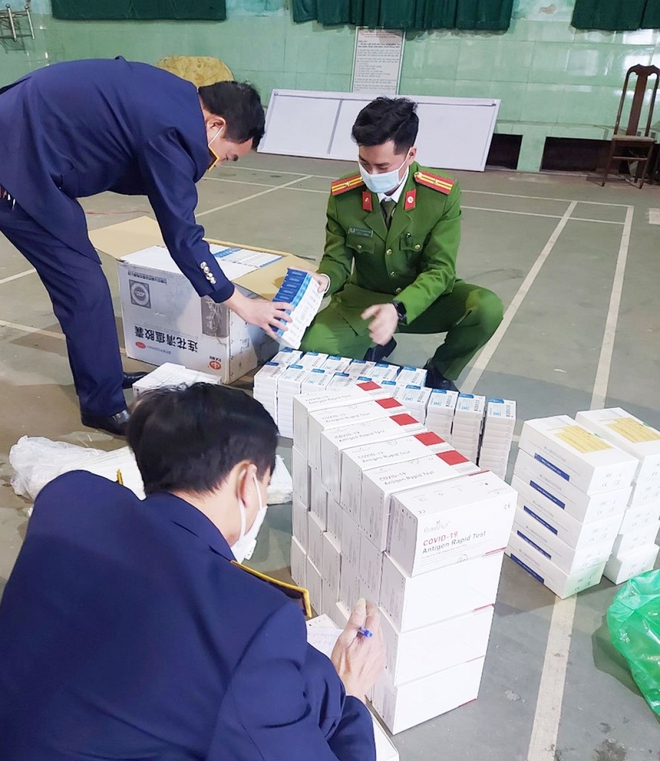 Bắc Giang tạm giữ hàng nghìn kit test, thuốc điều trị COVID - Ảnh 1.
