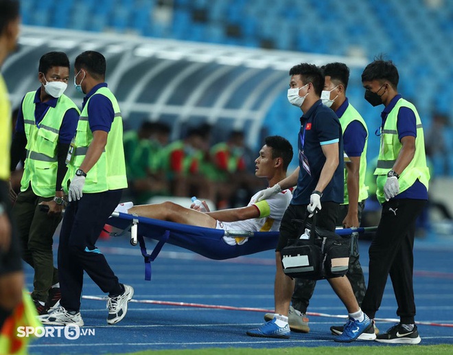 Tinh thần quả cảm của U23 Việt Nam: Đội trưởng Đoàn Anh Việt chấn thương vẫn năn nỉ vào sân đá tiếp - Ảnh 2.