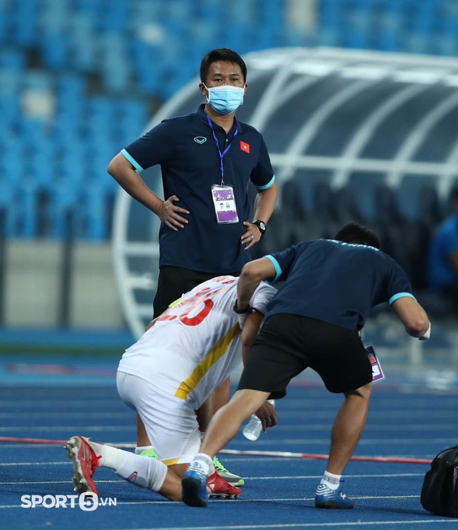 Tinh thần quả cảm của U23 Việt Nam: Đội trưởng Đoàn Anh Việt chấn thương vẫn năn nỉ vào sân đá tiếp - Ảnh 3.