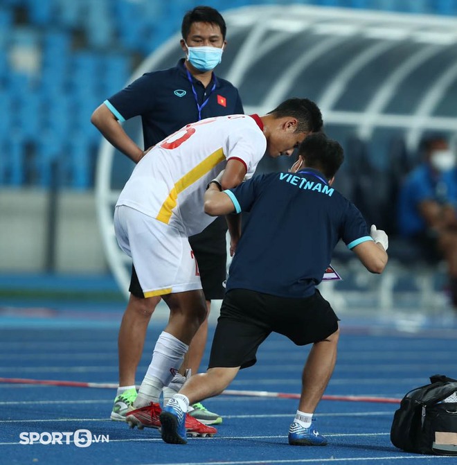 Tinh thần quả cảm của U23 Việt Nam: Đội trưởng Đoàn Anh Việt chấn thương vẫn năn nỉ vào sân đá tiếp - Ảnh 4.
