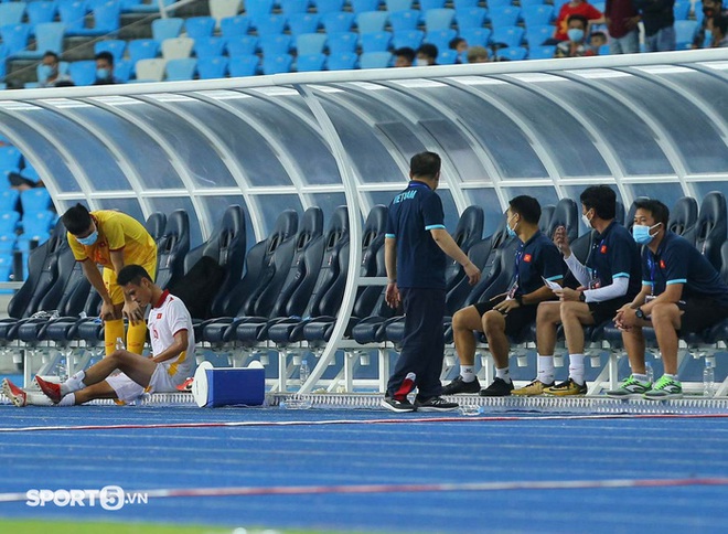 Tinh thần quả cảm của U23 Việt Nam: Đội trưởng Đoàn Anh Việt chấn thương vẫn năn nỉ vào sân đá tiếp - Ảnh 5.