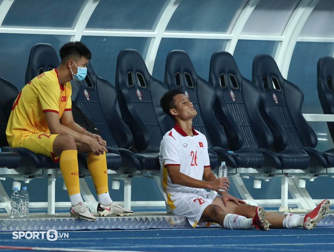 Tinh thần quả cảm của U23 Việt Nam: Đội trưởng Đoàn Anh Việt chấn thương vẫn năn nỉ vào sân đá tiếp - Ảnh 7.