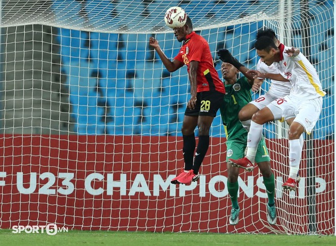 Tinh thần quả cảm của U23 Việt Nam: Đội trưởng Đoàn Anh Việt chấn thương vẫn năn nỉ vào sân đá tiếp - Ảnh 8.