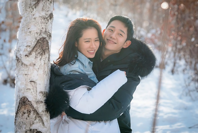 C&ugrave;ng l&agrave; h&ocirc;n nhưng th&aacute;i độ của Son Ye Jin với Hyun Bin v&agrave; Jung Hae In kh&aacute;c hẳn nhau, nh&igrave;n l&agrave; biết chị đẹp y&ecirc;u ai liền! - Ảnh 2.