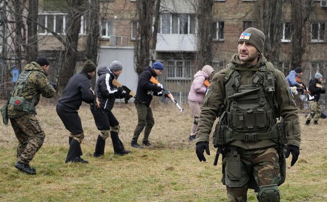 Ukraine ban bố lệnh tổng động viên, cấm nam giới từ 18-60 tuổi rời đất nước - Ảnh 1.