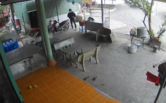 Hai t&ecirc;n trộm bị truy đuổi 7km, d&ugrave;ng mũ bảo hiểm n&eacute;m lại người d&acirc;n nhưng kh&ocirc;ng tho&aacute;t - Ảnh 1.