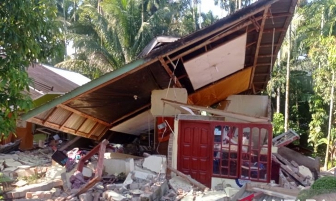 Động đất Indonesia: Ít nhất 6 người thiệt mạng, hàng trăm ngôi nhà sụp đổ - Ảnh 1.