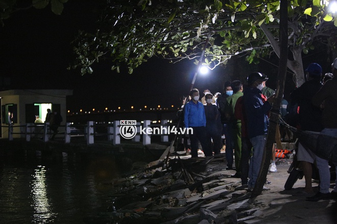 Chìm cano ở biển Cửa Đại khiến 17 người chết và mất tích: Vẫn đang tích cực tìm kiếm nạn nhân dù trời đã tối - Ảnh 8.