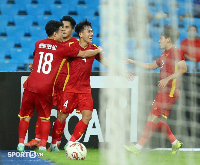 Video: Bảo Toàn đánh đầu cực đỉnh, hóa đá thủ môn U23 Thái Lan - Ảnh 1.