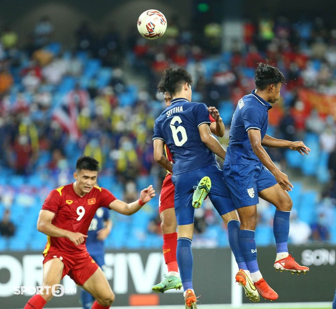 Video: Bảo Toàn đánh đầu cực đỉnh, hóa đá thủ môn U23 Thái Lan - Ảnh 2.