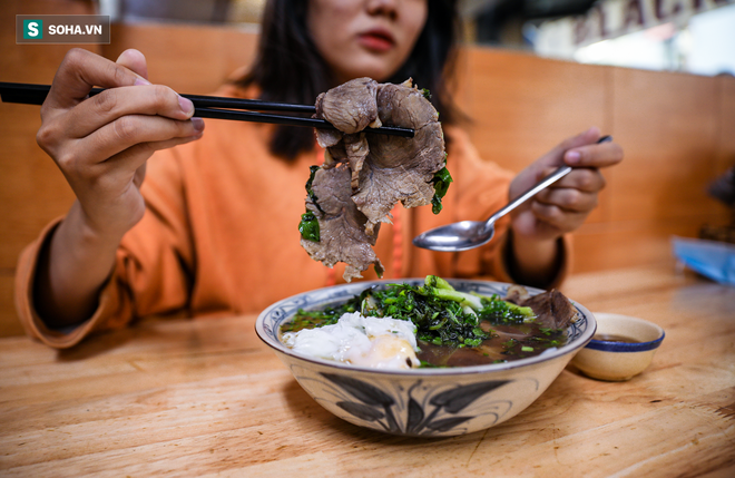 Qu&aacute;n phở lửa mỗi ng&agrave;y chỉ l&agrave;m 10 b&aacute;t, kh&aacute;ch trả 2 triệu cũng kh&ocirc;ng b&aacute;n mang về - Ảnh 11.