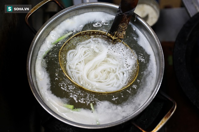 Qu&aacute;n phở lửa mỗi ng&agrave;y chỉ l&agrave;m 10 b&aacute;t, kh&aacute;ch trả 2 triệu cũng kh&ocirc;ng b&aacute;n mang về - Ảnh 3.