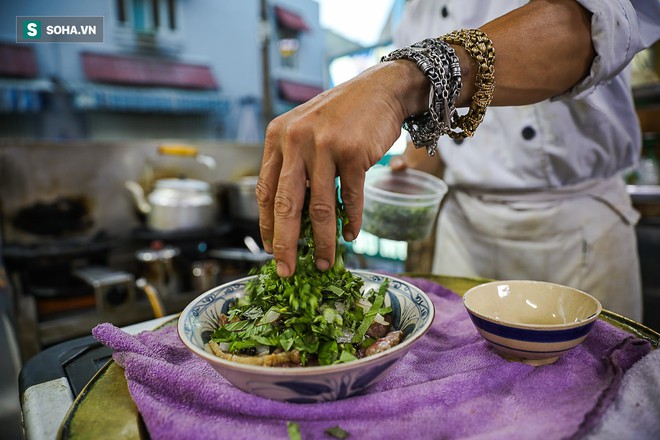 Qu&aacute;n phở lửa mỗi ng&agrave;y chỉ l&agrave;m 10 b&aacute;t, kh&aacute;ch trả 2 triệu cũng kh&ocirc;ng b&aacute;n mang về - Ảnh 4.