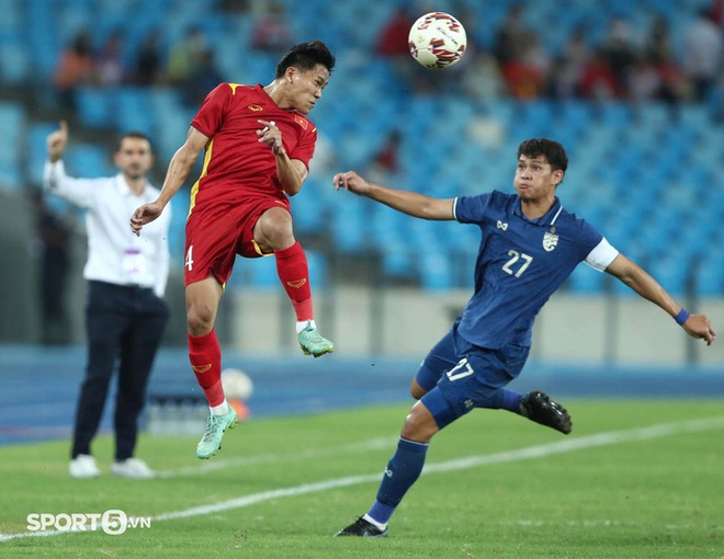 Video: Bảo Toàn đánh đầu cực đỉnh, hóa đá thủ môn U23 Thái Lan - Ảnh 4.